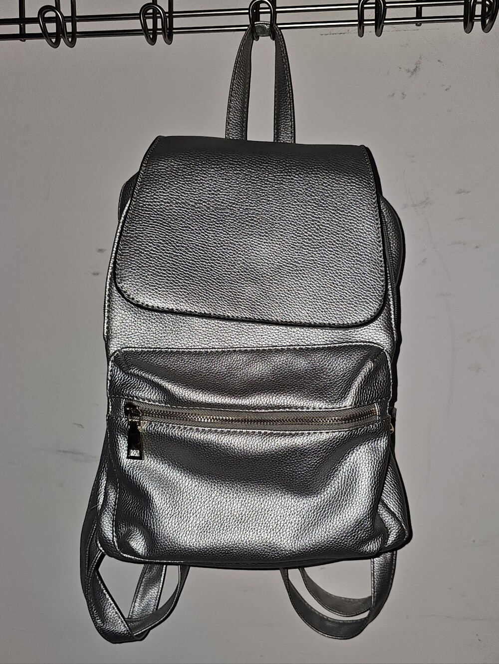 Vuntage Metallic Silver Women's Backpack - Sleek Everyday Bag
